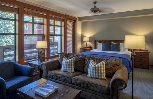 Mammoth Lakes Hotel | The Village Lodge