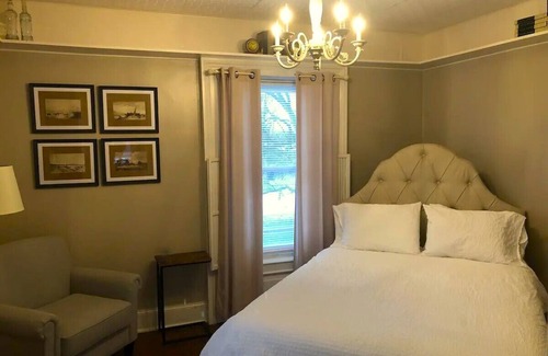 Azalia Cama Y Desayuno | The Vine Bed & Breakfast LLC