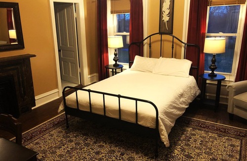Azalia Cama Y Desayuno | The Vine Bed & Breakfast LLC