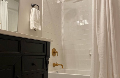 Azalia Cama Y Desayuno | The Vine Bed & Breakfast LLC