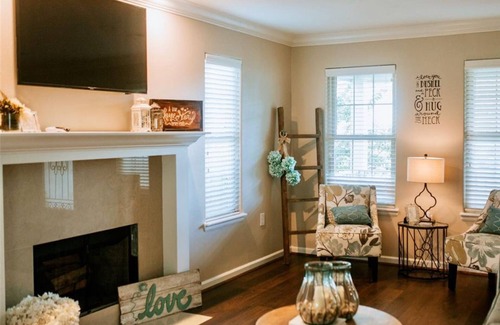New Ulm Complejo | The Vine: Stunning Event Venue/Retreat on Vineyard with Private Lake, Sleeps 20
