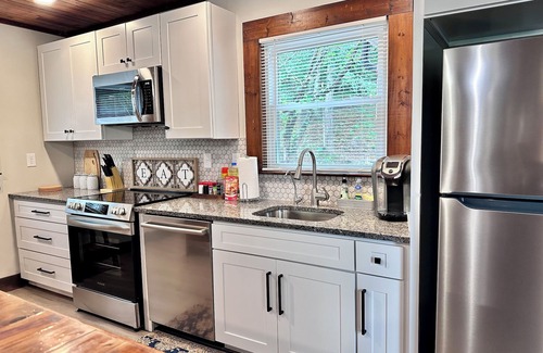 Stanly County Cabina | The Vineyard at Big Bear Creek Charming 3-bedroom cabin. Pet friendly. WIFI