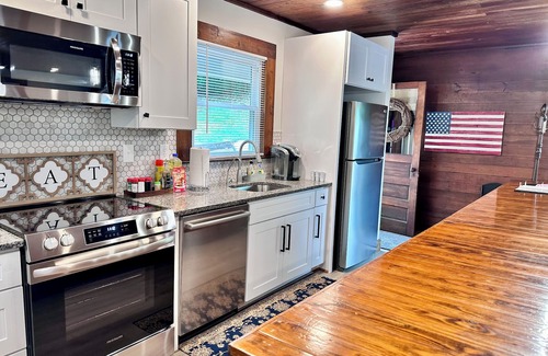 Stanly County Cabina | The Vineyard at Big Bear Creek Charming 3-bedroom cabin. Pet friendly. WIFI