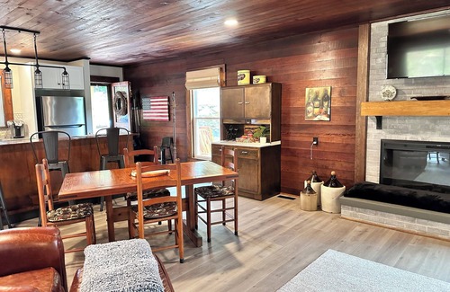 Stanly County Cabina | The Vineyard at Big Bear Creek Charming 3-bedroom cabin. Pet friendly. WIFI