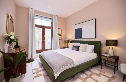 Abbey Road Casa | The Violet Hill Haven - 3BDR Home with Garden