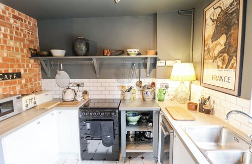 Orston Casa | THE WAGGON SHED, pet friendly, with open fire in Bottesford