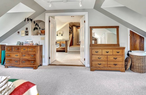 Parkside Apartamento | The Walker House. One of a kind stay in Portland's West End, Walker's Paradise!