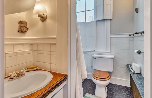 Parkside Apartamento | The Walker House. One of a kind stay in Portland's West End, Walker's Paradise!