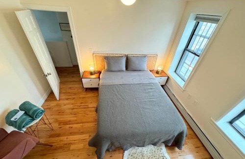 Queens Casa | The Waltham Private Room & bathroom John F Kennedy JFK LGA Airport Manhattan Penn Station bullet-train 15 min