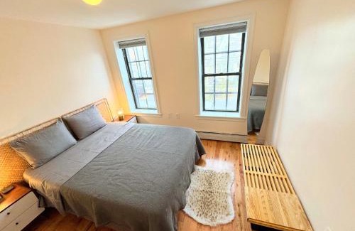 Queens Casa | The Waltham Private Room & bathroom John F Kennedy JFK LGA Airport Manhattan Penn Station bullet-train 15 min