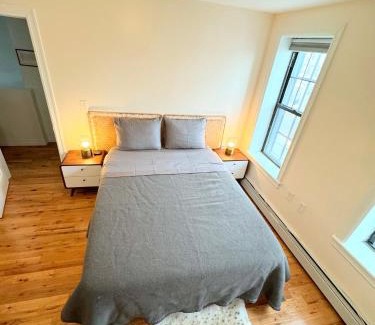 Queens Casa | The Waltham Private Room & bathroom John F Kennedy JFK LGA Airport Manhattan Penn Station bullet-train 15 min