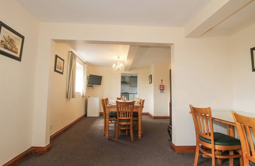 Craven Arms Casa | THE WALTON, family friendly, with pool in Ludlow
