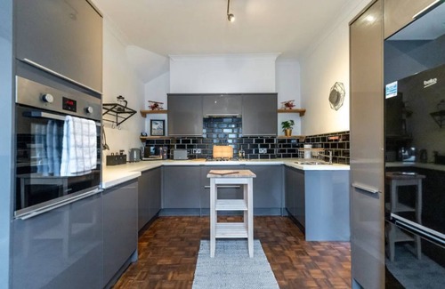 Splott Casa | The Wanderer - Lovely 3bd House - upto 10 guests.