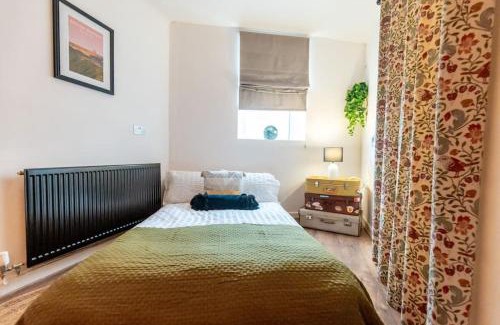 Splott Casa | The Wanderer - Lovely 3bd House - upto 10 guests.