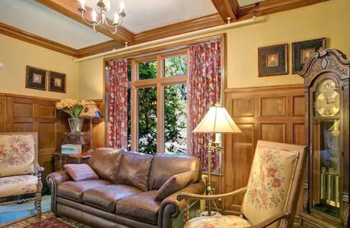 Jamestown Cama Y Desayuno | The Warner Room at The Oaks Hotel-Queen Bed