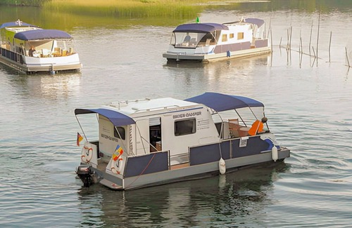 Meesiger Alquiler De Eote | The water camper is simply and practically furnished.