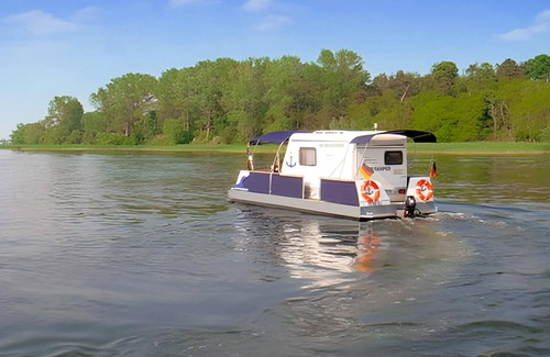 Meesiger Alquiler De Eote | The water camper is simply and practically furnished.