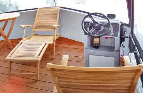 Meesiger Alquiler De Eote | The water camper is simply and practically furnished.