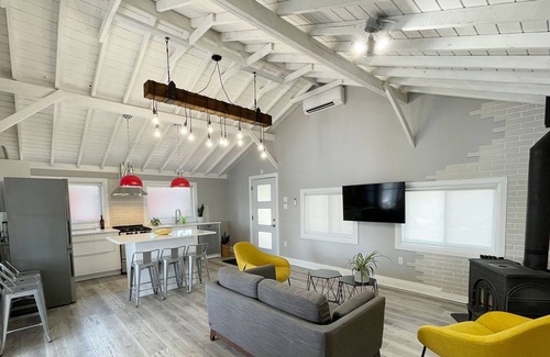Frontenac Casa | The Water's Edge-A Modern Waterfront Cottage Rental