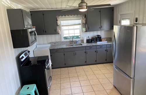 Sneads Ferry Cabina | The WATERFRONT Boathouse Cabin!