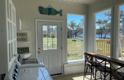 Sneads Ferry Cabina | The WATERFRONT Boathouse Cabin!
