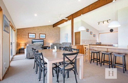 Gwandalan Casa | The Waterfront - Close to shops, club, boat ramp!
