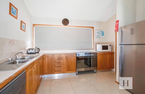 Gwandalan Casa | The Waterfront - Close to shops, club, boat ramp!