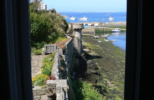 Le Conquet Casa | La Maison des Seigneurs: pies en el puerto de Conquet frente a Ouessant