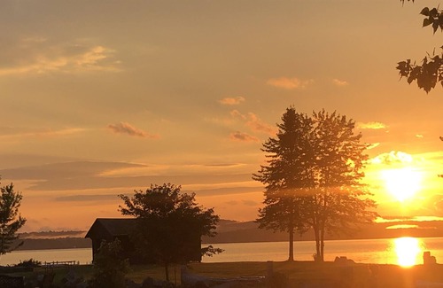 Smithfield Cabaña | The WATERING HOLE...Cozy cottage with AMAZING sunsets on North Pond!