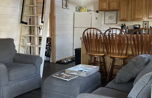Smithfield Cabaña | The WATERING HOLE...Cozy cottage with AMAZING sunsets on North Pond!