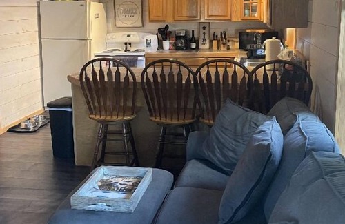 Smithfield Cabaña | The WATERING HOLE...Cozy cottage with AMAZING sunsets on North Pond!