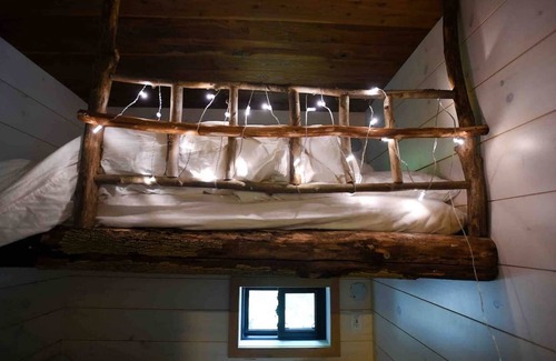 Utterson Cabaña | The Water’s Edge ** Unique Muskoka Treehouse **