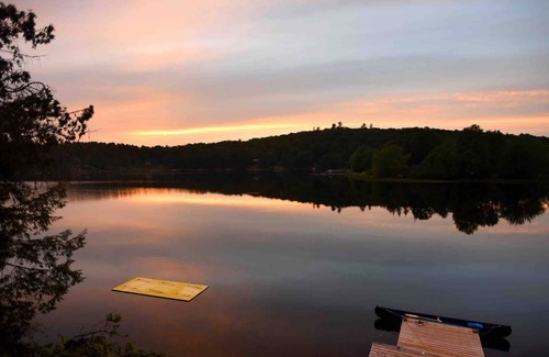 Utterson Cabaña | The Water’s Edge ** Unique Muskoka Treehouse **
