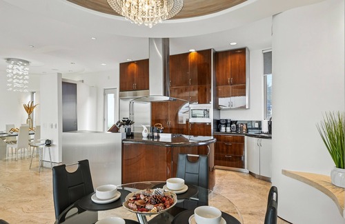 Roseville - Fleet Ridge Casa | The Wave House | Custom Gem w/Panoramic Views, Fire Pit, BBQ, Pool Table & Wraparound Balconies