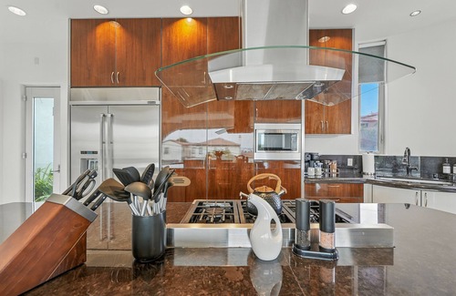 Roseville - Fleet Ridge Casa | The Wave House | Custom Gem w/Panoramic Views, Fire Pit, BBQ, Pool Table & Wraparound Balconies