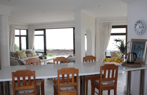 Jeffreys Bay Casa | @The Waves beach accommodation with sea and mountain views! 7 Bedrooms