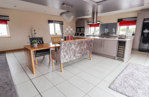 Towyn Cabaña | THE WENDOVER, pet friendly, luxury holiday cottage in Towyn