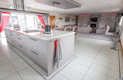 Towyn Cabaña | THE WENDOVER, pet friendly, luxury holiday cottage in Towyn