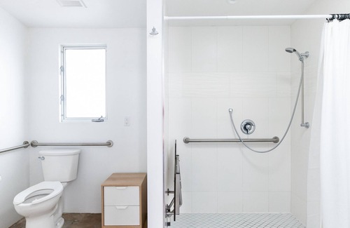 Palm Springs Villa | The Wesley Suite 1 by Avantstay Retro & Spacious Studio w/ Kitchenette ADA Accessible