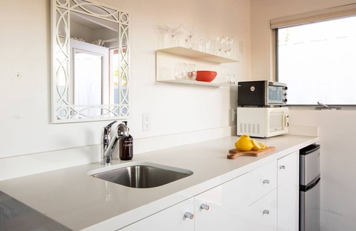 Palm Springs Villa | The Wesley Suite 1 by Avantstay Retro & Spacious Studio w/ Kitchenette ADA Accessible