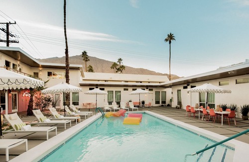 Palm Springs Villa | The Wesley Suite 1 by Avantstay Retro & Spacious Studio w/ Kitchenette ADA Accessible