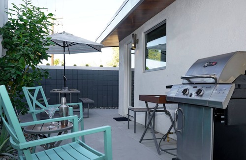 Palm Springs Villa | The Wesley Suite 1 by Avantstay Retro & Spacious Studio w/ Kitchenette ADA Accessible