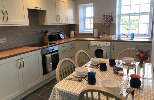 Paxton Casa | The West Lodge -dog friendly, cosy, Scottish Borders cottage