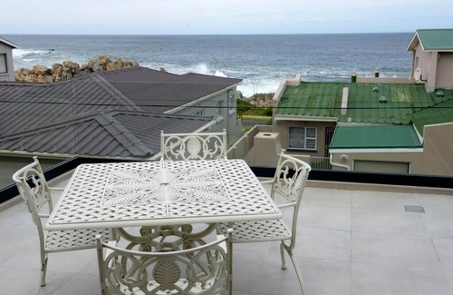 Kleinmond Apartamento | The Whale and Waddler - Unit with a view