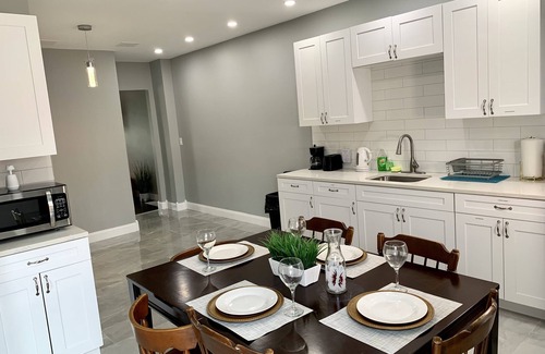 Niagara Falls Casa | The Wheel of Fortune Duplex-8BR Parking