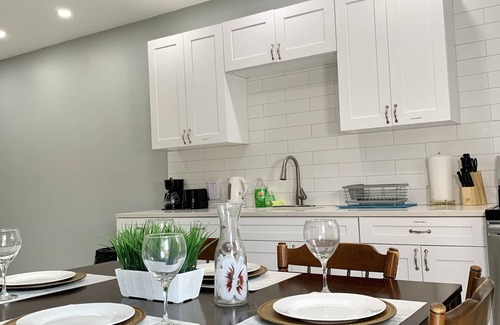Niagara Falls Casa | The Wheel of Fortune Duplex-8BR Parking