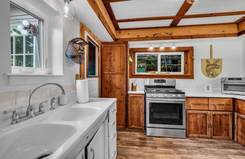Kellogg Cabina | The Where We Roam Log Cabin - Walk to Town with Mountain Views!