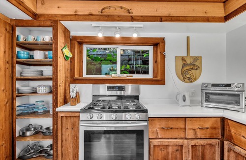 Kellogg Cabina | The Where We Roam Log Cabin - Walk to Town with Mountain Views!