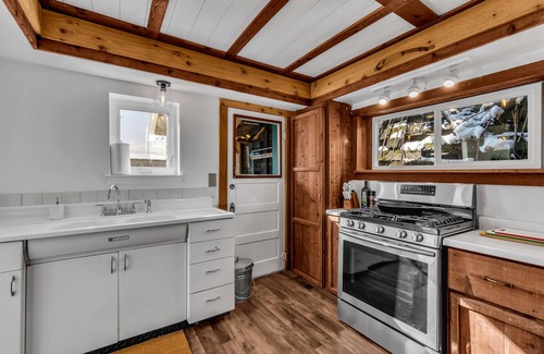 Kellogg Cabina | The Where We Roam Log Cabin - Walk to Town with Mountain Views!