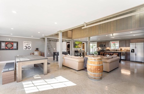 Fallbrook Casa | The Whiskey Cavern in Fallbrook
